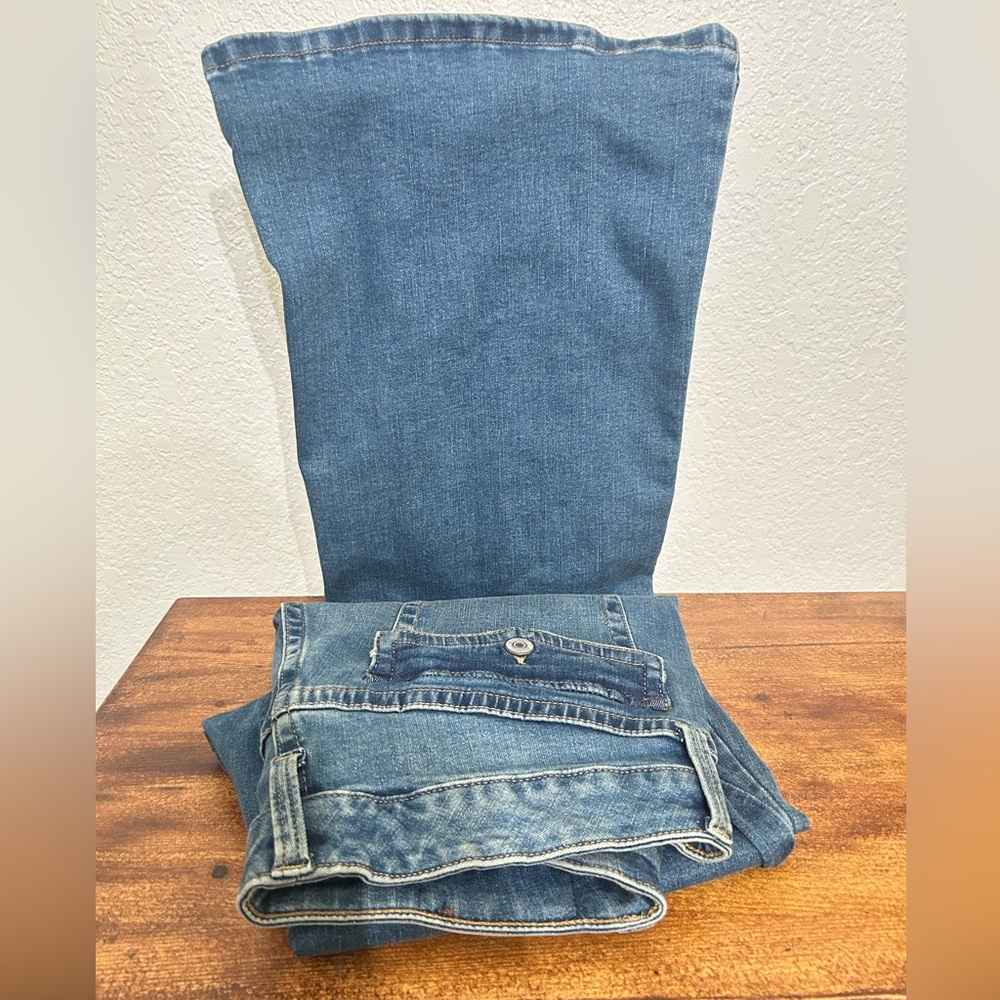 Lucky Brand Low Rise Flare Denim’s -in great condition without wear marks - Picture 2 of 5